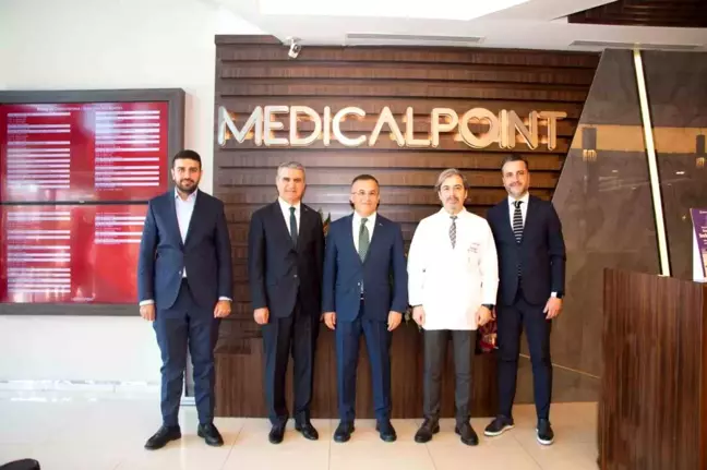 Gaziantep Valisi Kemal Çeber, Medical Point Hastaneler Grubu Yönetim Kurulu Başkanı Hayrullah Kubba'yı ziyaret etti