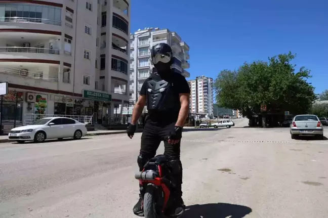Fekeli maden işçisi Harun Karaca elektrikli tek teker ile Adana'yı geziyor