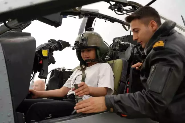 Kocaeli'de Minik Öğrenciler Helikopterle Gösteri Uçuşu Yaptı