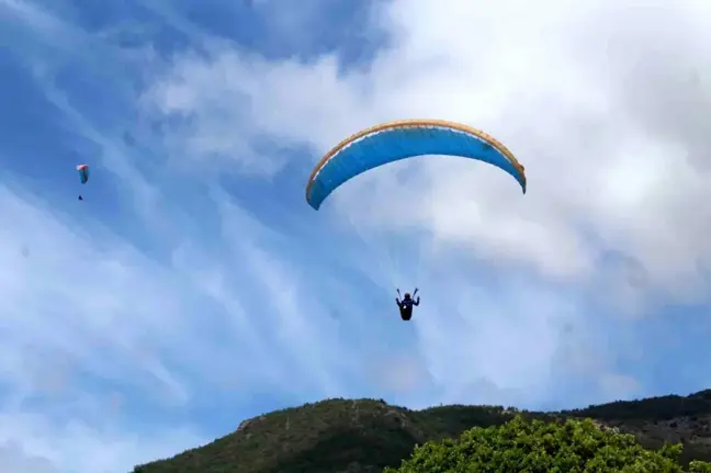 Alanya'da Yamaç Paraşütü Hedef Yarışması Gerçekleştirildi