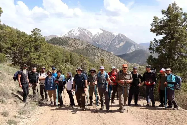 Oltulu Doğaseverler Grubu ve Erzurum Yürüyüş Ekibi Uzundere'de Yürüyüş Gerçekleştirdi