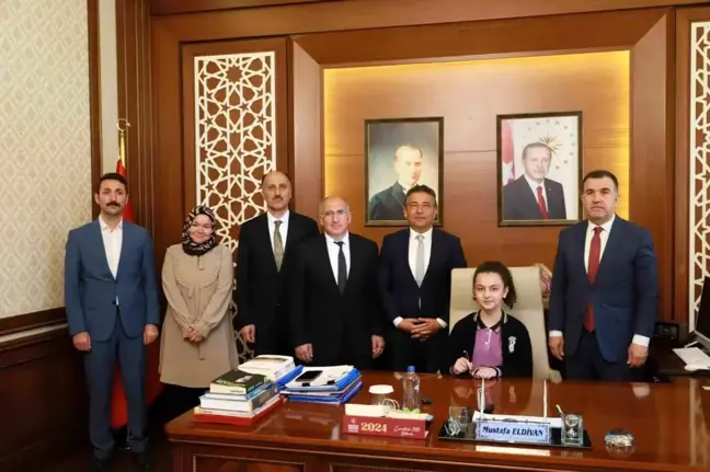 Bayburt Valisi Mustafa Eldivan, 23 Nisan Ulusal Egemenlik ve Çocuk Bayramı'nda koltuğunu öğrenciye devretti