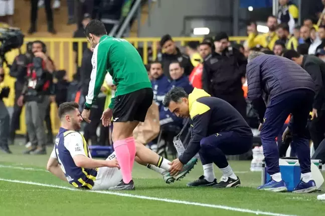 Fenerbahçe'nin İsmail Yüksek'i sakatlandı, oyuna devam edemedi