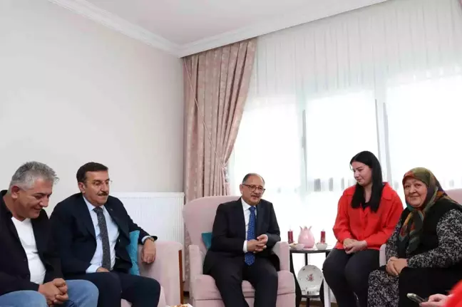 Bakan Özhaseki, depremzede ailenin yeni evini ziyaret etti