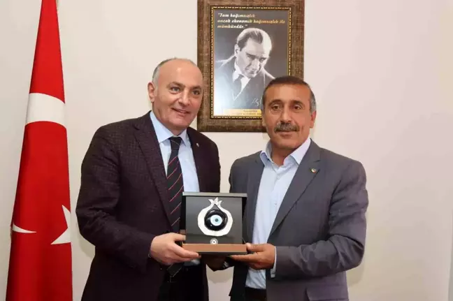 TOBB Başkanı Hisarcıklıoğlu, Oltu Ticaret ve Sanayi Odası Başkanı Karaca'ya teşekkür plaketi verdi