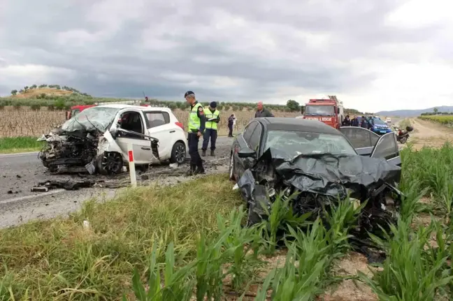 Manisa'da kafa kafaya çarpışan otomobillerde 3 kişi yaralandı