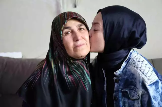 Anne, Böbreğini Vererek Kızını Hayata Bağladı