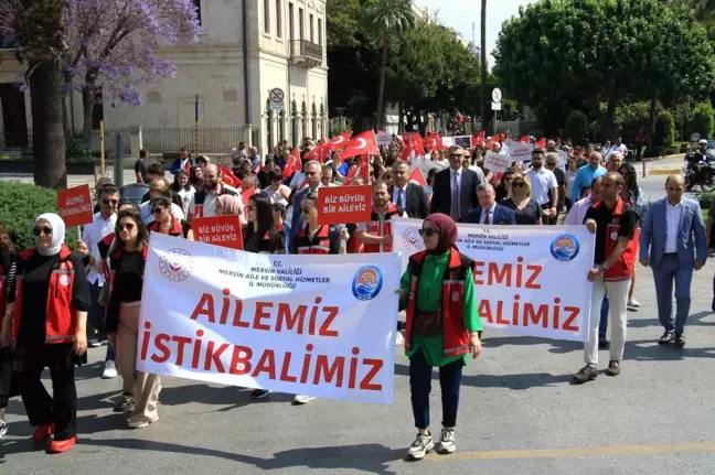 Mersin'de 'Ailemiz İstikbalimiz' temalı kortej yürüyüşü düzenlendi