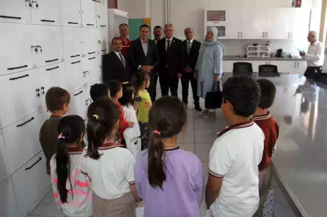Beyşehir ilçesinde ihtiyaç sahibi öğrencilere kıyafet yardımı yapıldı