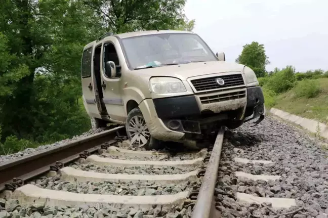 Samsun'da hafif ticari araç tren raylarına uçtu: 1 yaralı