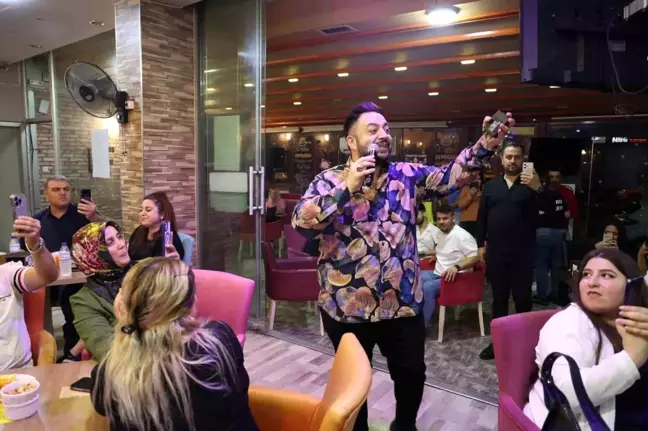 Ankaralı şarkıcı Hüseyin Kağıt, Kozan'da sevenleriyle buluştu