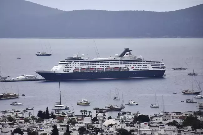 Bodrum'a Portekiz bayraklı kruvaziyer gemisi geldi