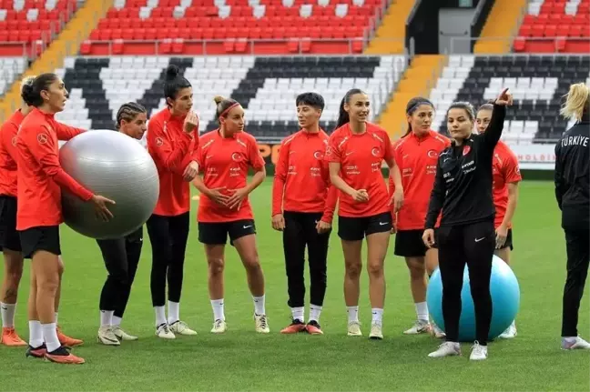 A Milli Kadın Futbol Takımı, Azerbaycan maçları için Erzincan'da çalışmalarını sürdürüyor