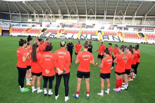 A Milli Kadın Futbol Takımı Erzincan'da çalışmalarını sürdürdü