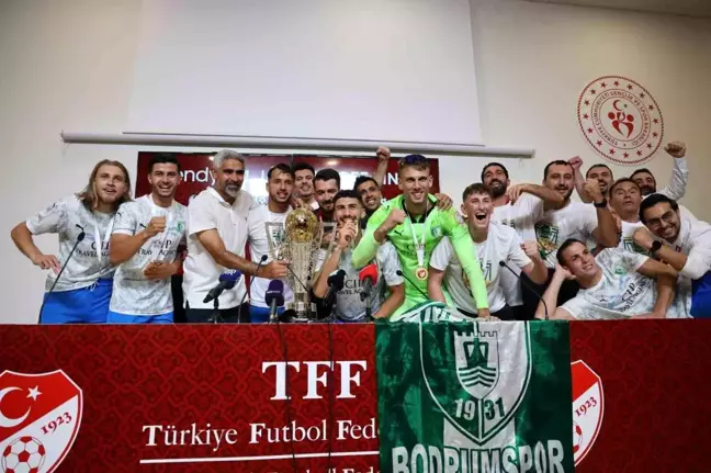 Bodrum FK Futbolcuları Kupa ile Basın Toplantısını Bastı