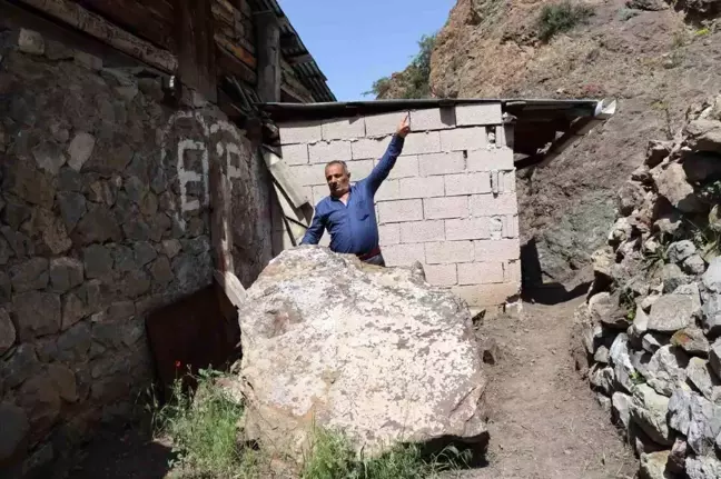 Erzurum'un Oltu ilçesinde sağanak yağmur sonrası dev kaya parçası mahalle sakinlerini mağdur etti