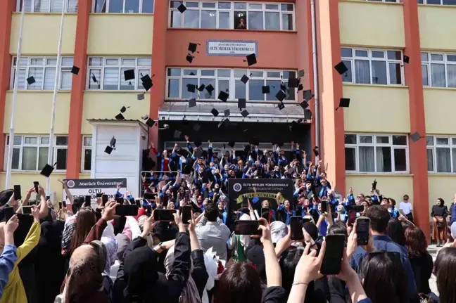 Oltu Meslek Yüksek Okulu'nda Mezuniyet Coşkusu