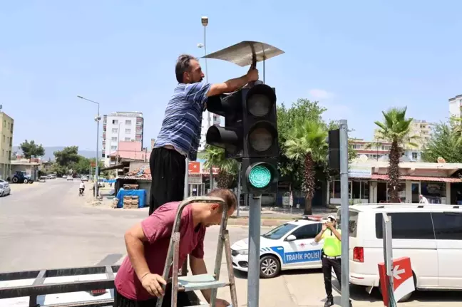 Kumru ve yavruları için trafik ışıklarına gölgelik yapıldı