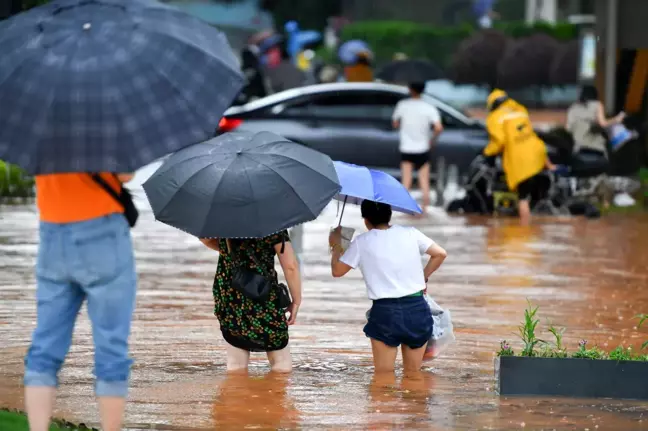 Çin'in Hunan eyaletinde sağanak yağış nedeniyle 15 yol sular altında kaldı