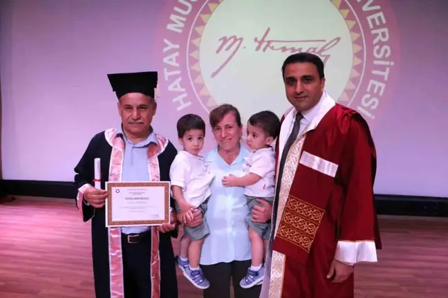 Hatay'da 63 yaşındaki İsmail Güzelmansur, 8. üniversite diplomasını aldı