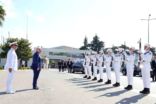 Milli Savunma Bakanı İstanbul Tersanesi'nde İncelemelerde Bulundu