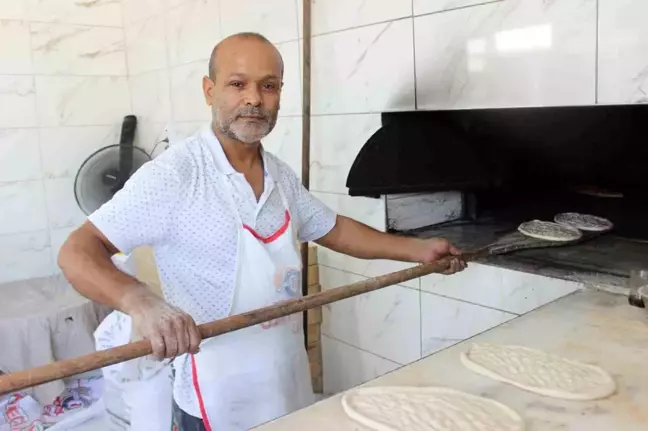 Hatay'da Fırıncılar Kavurucu Sıcakta Zorlu Mesai Yapıyor