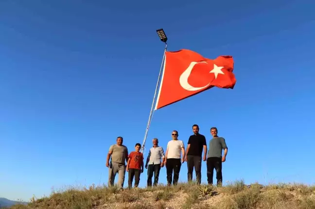 Oltu'da Sitare Dağı'na şehit öğretmenler için bayrak direği aydınlatıldı