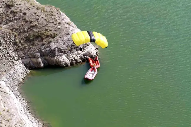 Wingsuit Sporcusu Cengiz Koçak, Uzundere'deki Cam Seyir Terasından Atlayış Yaptı