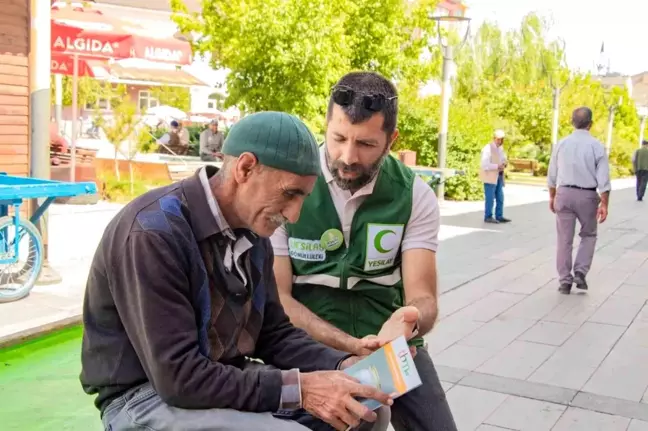 Yeşilay Ağrı Şube Başkanı ve Gönüllülerinden Uyuşturucuyla Mücadele Saha Çalışması