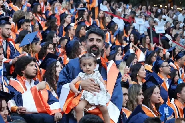 Şahin Çakar, Kucağındaki Kızıyla Hukuk Fakültesi Diplomasını Aldı