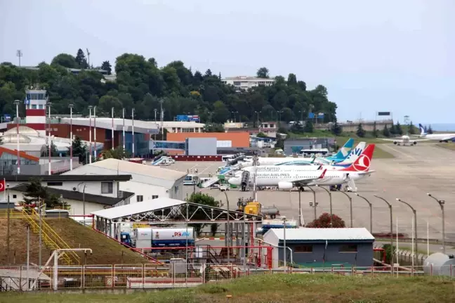 Trabzon'a gelen Arap turistler havalimanında yoğunluk oluşturuyor