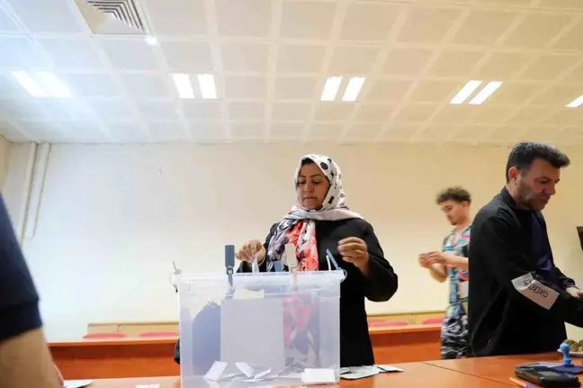 İran İslam Cumhuriyeti'nde Cumhurbaşkanlığı Seçimi İkinci Turu Başladı