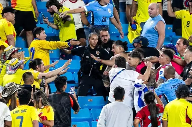 Copa America yarı finalinde Uruguaylı oyuncularla taraftarlar arasında kavga çıktı