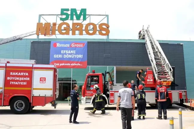 Adapazarı'ndaki Migros Market'in Çatısında Yangın Çıktı