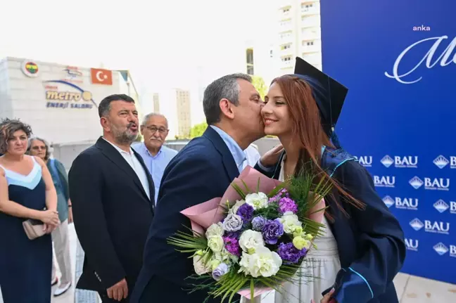 CHP Genel Başkanı Özgür Özel'in Kızı İpek Özel Üniversiteden Mezun Oldu