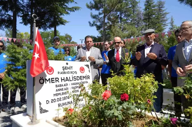 Emekli Özel Kuvvetler Komutanı Zekai Aksakallı, Şehit Ömer Halisdemir'in Kabrini Ziyaret Etti