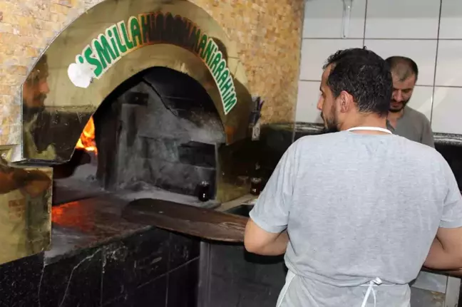 Siirt'te Sıcak Havalarda Fırıncılar Zorlu Mesai Yapıyor