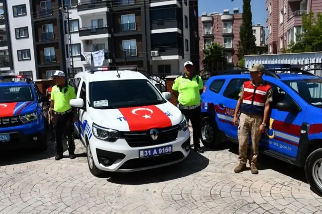 Hatay'da Emniyet Müdürlüğü ve Jandarma'ya 9 araç hibe edildi