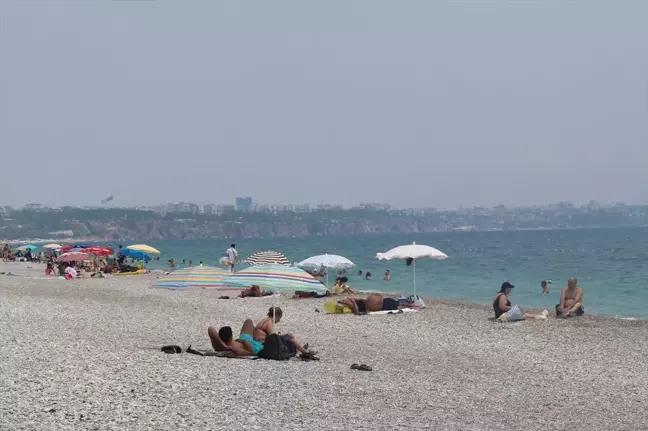 Antalya'da Sıcak Hava ve Nemden Bunalanlar Sahillerde Yoğunluk Oluşturdu