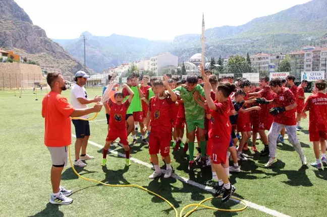 Amasya'da Sıcak Havada Antrenman Yapan Futbolcular Serinliyor