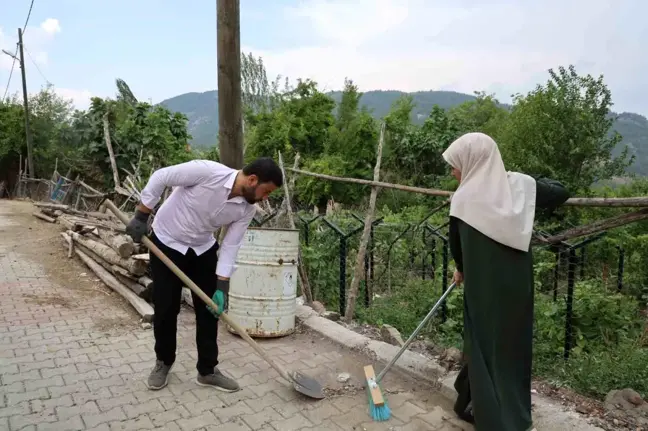 Camide görev yapan genç imam, çocukları ve mahalle sakinlerini etkinliklerle mutlu ediyor