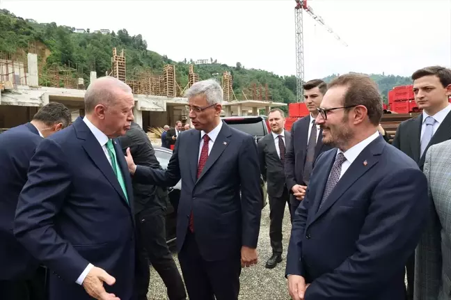 Cumhurbaşkanı Erdoğan, Rize'deki Güneysu Devlet Hastanesi inşaatını inceledi