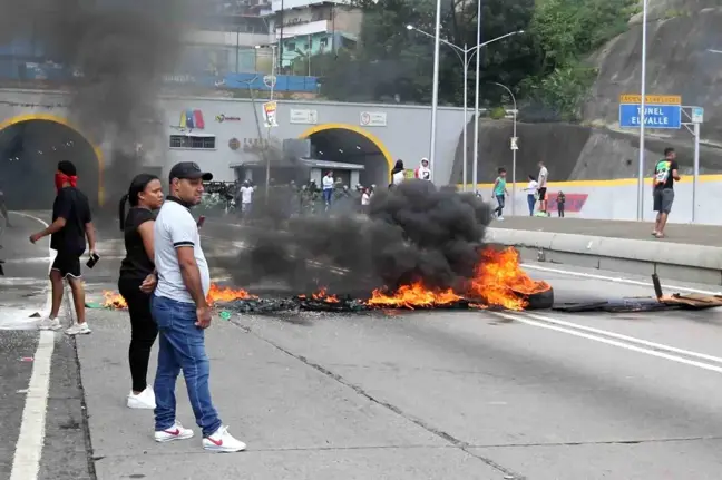 Venezuela'da Muhalefet Destekçileri Seçim Sonrası Sokaklara Döküldü