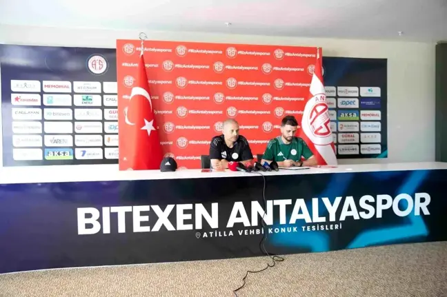 Antalyaspor Teknik Direktörü Alex de Souza: Geçen sezonun üzerine çıkmak istiyoruz