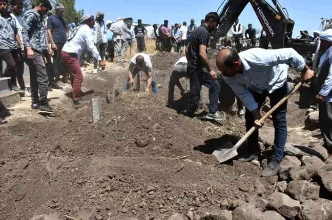 Şanlıurfa'da Otomobil Kazası Sonucu Hayatını Kaybeden 5 Çocuk Yan Yana Toprağa Verildi