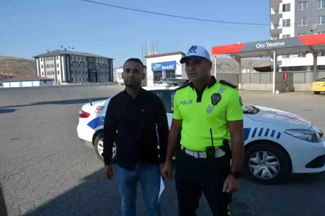 Bitlis Emniyet Müdürlüğü Trafik Şube Müdürlüğüne bağlı trafik polisi otobüs şoförünü denetledi