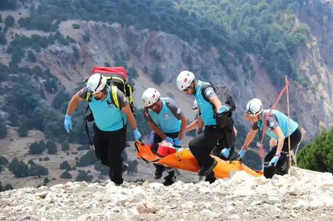 Fethiye'de UMKE, Babadağ'da paraşüt kazası tatbikatı düzenledi