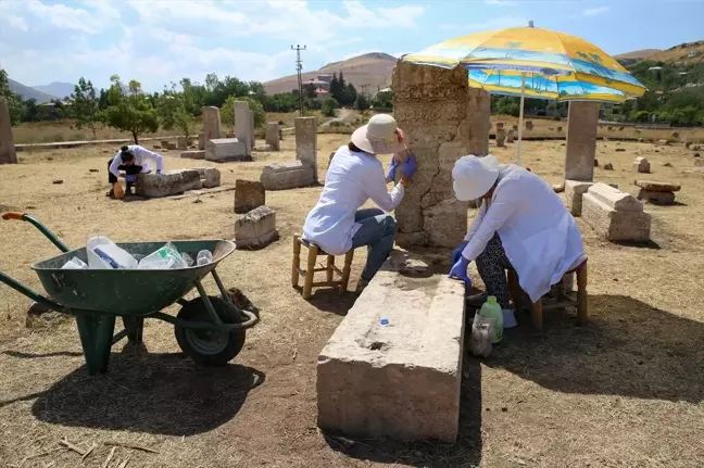 Van Gölü'ndeki Selçuklu Mezar Taşları Ait Oldukları Yere Taşındı