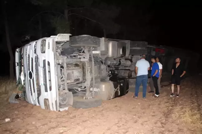 Şanlıurfa'da bakır kablo yüklü tır devrildi, 1 kişi yaralandı