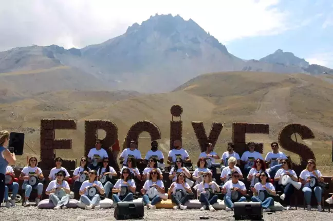 Erciyes'te Ritim Kayseri tarafından darbuka şovu düzenlendi